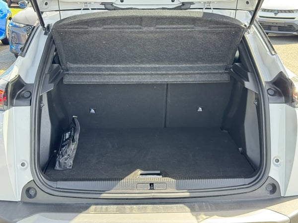 Photo de la voiture PEUGEOT 2008 PureTech 130 S&S EAT8 GT