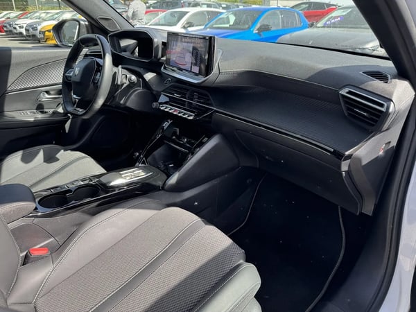 Photo de la voiture PEUGEOT 2008 PureTech 130 S&S EAT8 GT
