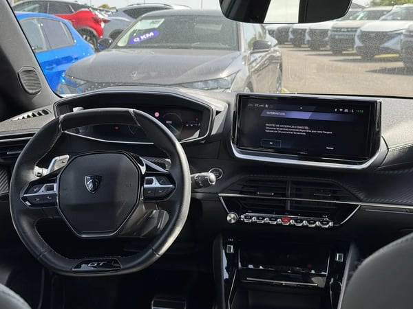 Photo de la voiture PEUGEOT 2008 PureTech 130 S&S EAT8 GT