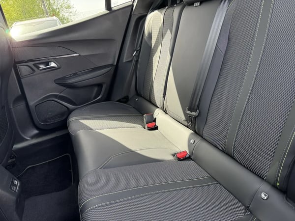 Photo de la voiture PEUGEOT 2008 PureTech 130 S&S EAT8 GT