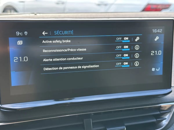 Photo de la voiture PEUGEOT 3008 BlueHDi 130ch S&S EAT8 Allure Pack