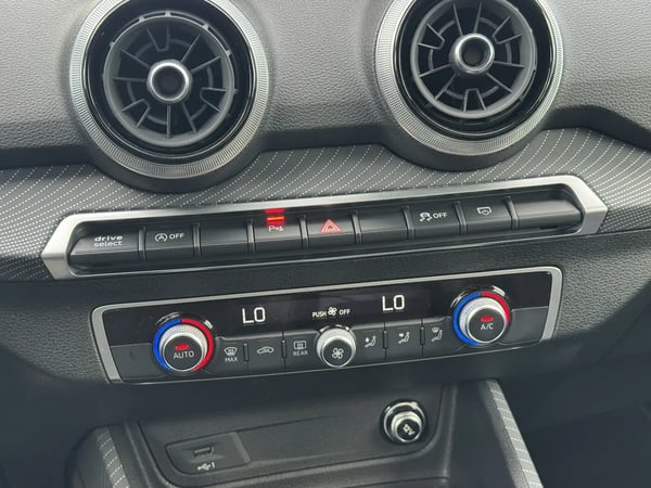 Photo de la voiture AUDI Q2 35 TDI 150 S tronic 7 S LINE