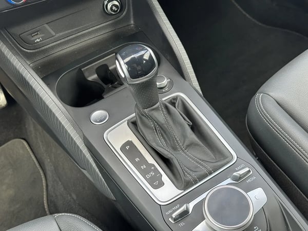 Photo de la voiture AUDI Q2 35 TDI 150 S tronic 7 S LINE
