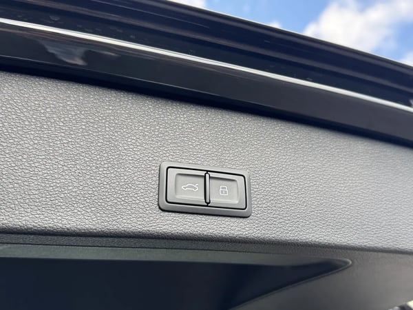 Photo de la voiture AUDI Q2 35 TDI 150 S tronic 7 S LINE