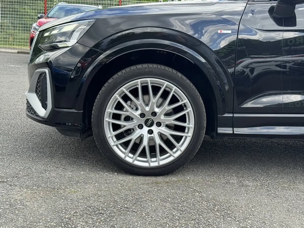 Photo de la voiture AUDI Q2 35 TDI 150 S tronic 7 S LINE