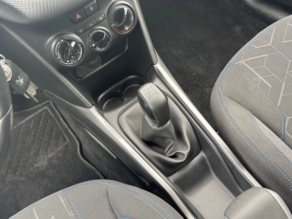 Photo de la voiture PEUGEOT 2008 1.2 PureTech 82ch BVM5 Style