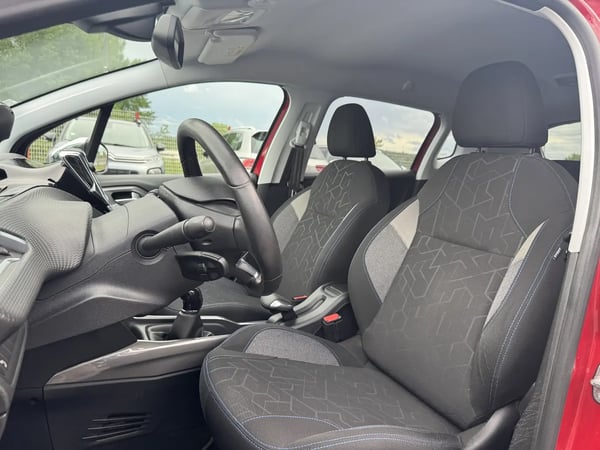Photo de la voiture PEUGEOT 2008 1.2 PureTech 82ch BVM5 Style