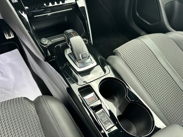 Photo de la voiture PEUGEOT 2008 PureTech 130 S&S EAT8 GT Line