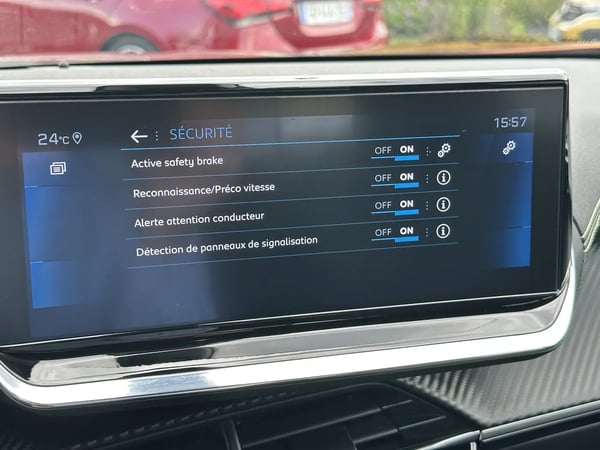 Photo de la voiture PEUGEOT 2008 PureTech 130 S&S EAT8 GT Line