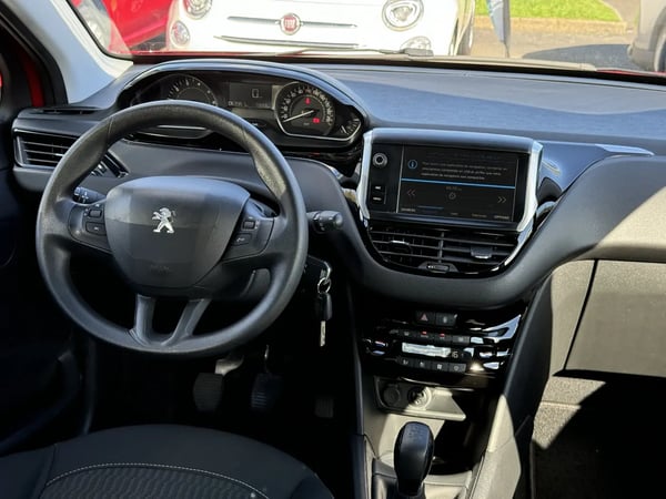 Photo de la voiture PEUGEOT 208 1.2 PureTech 82ch BVM5 Allure