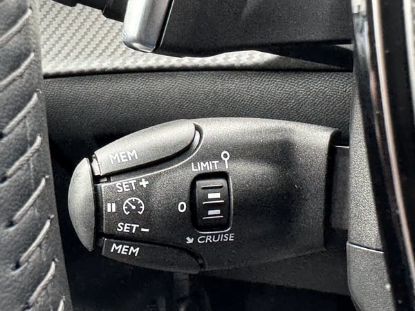 Photo de la voiture PEUGEOT 208 Hybrid 100 e-DCS6 Allure