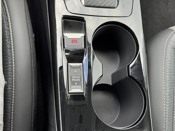 Photo de la voiture PEUGEOT 208 Hybrid 100 e-DCS6 Allure