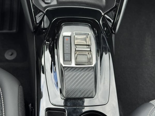 Photo de la voiture PEUGEOT 208 Hybrid 100 e-DCS6 Allure