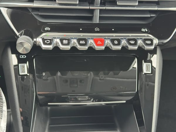 Photo de la voiture PEUGEOT 208 Hybrid 100 e-DCS6 Allure