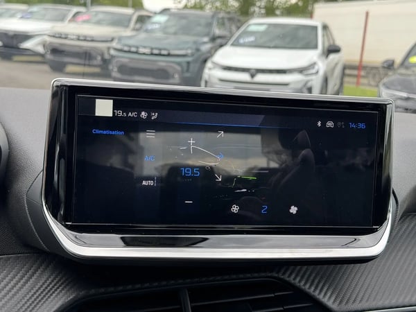 Photo de la voiture PEUGEOT 208 Hybrid 100 e-DCS6 Allure