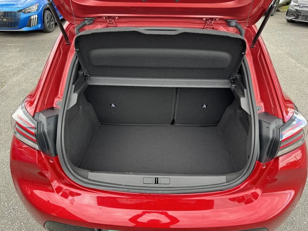 Photo de la voiture PEUGEOT 208 Hybrid 100 e-DCS6 Allure
