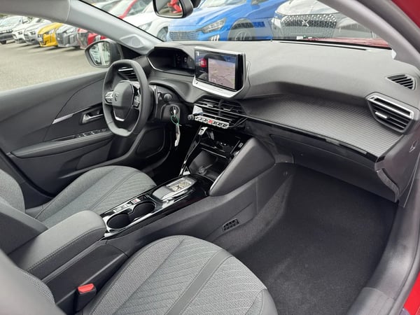 Photo de la voiture PEUGEOT 208 Hybrid 100 e-DCS6 Allure