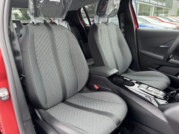 Photo de la voiture PEUGEOT 208 Hybrid 100 e-DCS6 Allure
