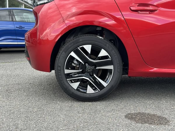 Photo de la voiture PEUGEOT 208 Hybrid 100 e-DCS6 Allure