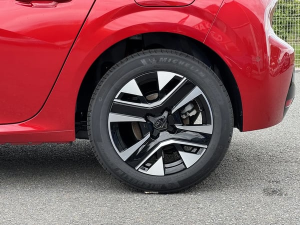 Photo de la voiture PEUGEOT 208 Hybrid 100 e-DCS6 Allure