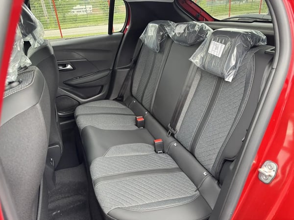 Photo de la voiture PEUGEOT 208 Hybrid 100 e-DCS6 Allure