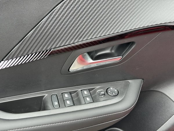 Photo de la voiture PEUGEOT 208 Hybrid 100 e-DCS6 Allure