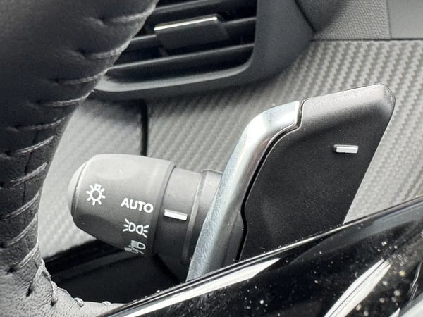 Photo de la voiture PEUGEOT 208 Hybrid 100 e-DCS6 Allure
