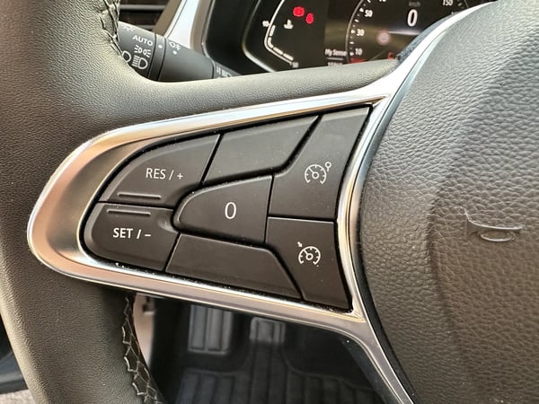 Photo de la voiture RENAULT CAPTUR mild hybrid 140 Techno