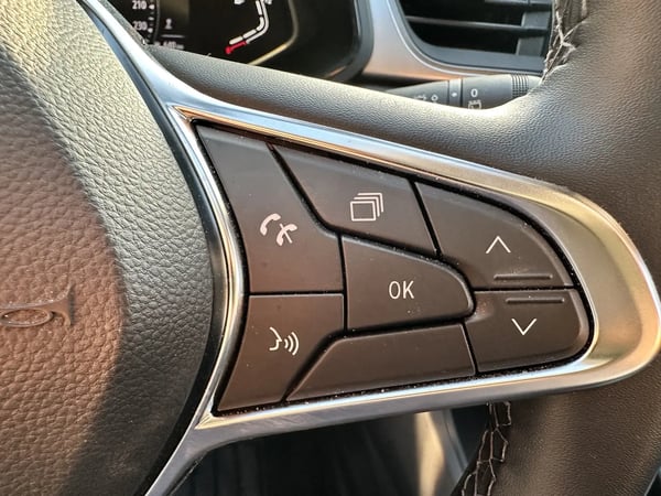 Photo de la voiture RENAULT CAPTUR mild hybrid 140 Techno
