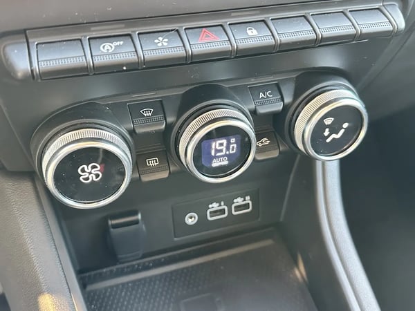 Photo de la voiture RENAULT CAPTUR mild hybrid 140 Techno