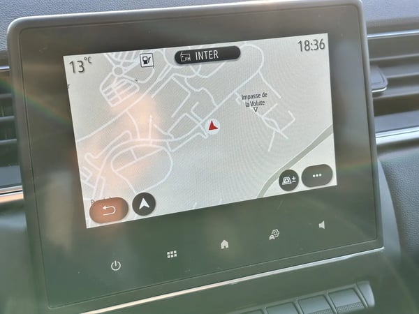 Photo de la voiture RENAULT CAPTUR mild hybrid 140 Techno
