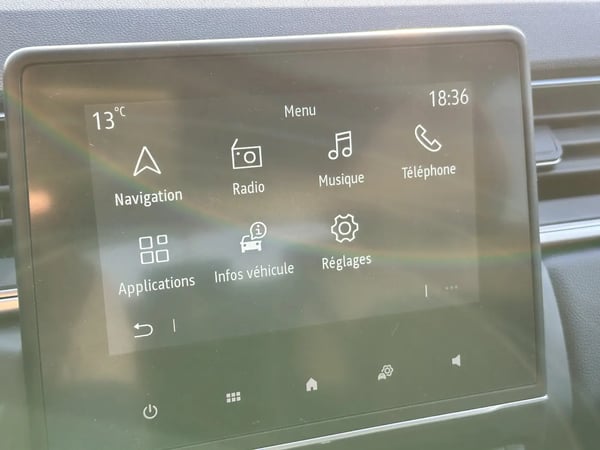 Photo de la voiture RENAULT CAPTUR mild hybrid 140 Techno