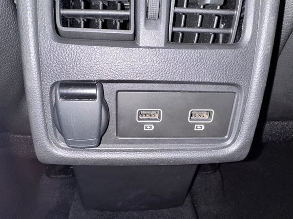 Photo de la voiture RENAULT CAPTUR mild hybrid 140 Techno