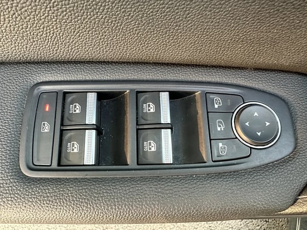 Photo de la voiture RENAULT CAPTUR mild hybrid 140 Techno