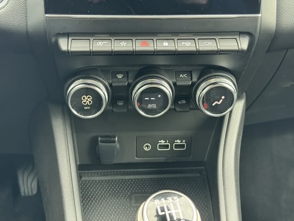 Photo de la voiture RENAULT CAPTUR TCe 90 Techno