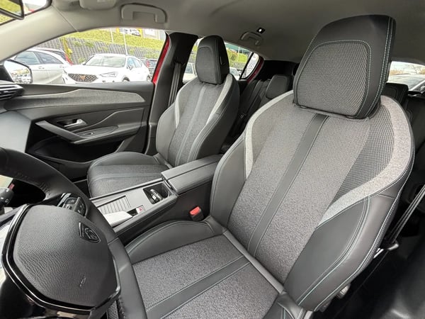 Photo de la voiture PEUGEOT 308 PureTech 130ch S&S EAT8 Allure