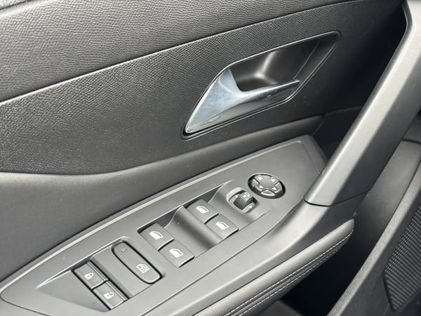 Photo de la voiture PEUGEOT 308 PureTech 130ch S&S EAT8 Allure