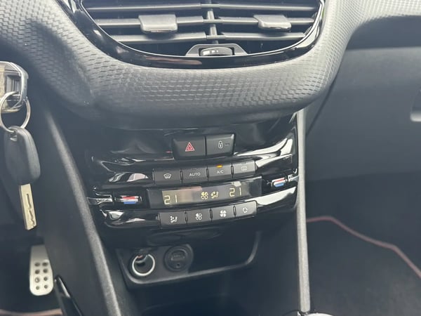 Photo de la voiture PEUGEOT 2008 1.2 PureTech 130ch S&S BVM6 GT Line