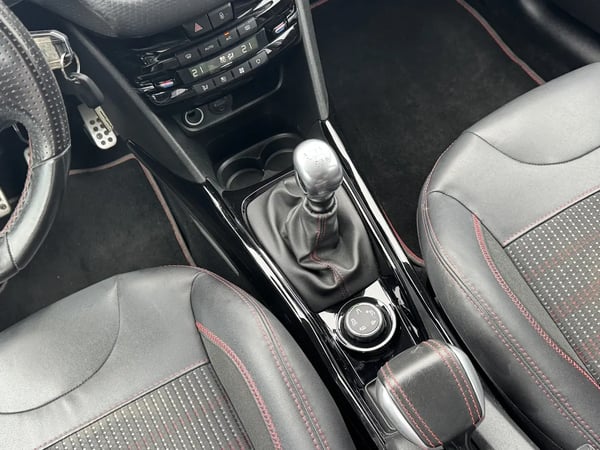 Photo de la voiture PEUGEOT 2008 1.2 PureTech 130ch S&S BVM6 GT Line