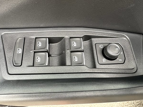 Photo de la voiture VOLKSWAGEN T-ROC 1.5 TSI EVO2 150 Start/Stop DSG7 R-Line