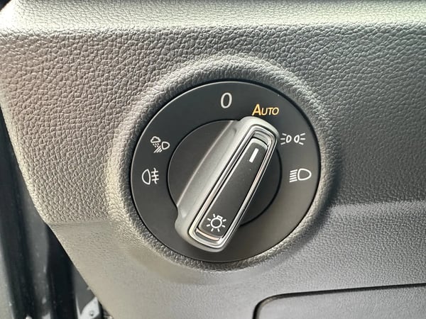 Photo de la voiture VOLKSWAGEN T-ROC 1.5 TSI EVO2 150 Start/Stop DSG7 R-Line