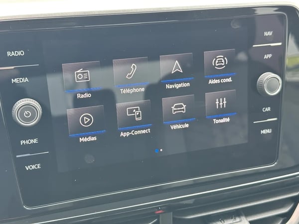 Photo de la voiture VOLKSWAGEN T-ROC 1.5 TSI EVO2 150 Start/Stop DSG7 R-Line