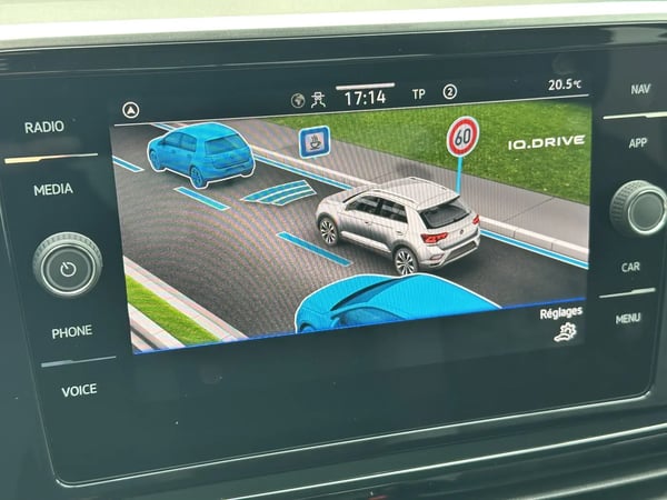 Photo de la voiture VOLKSWAGEN T-ROC 1.5 TSI EVO2 150 Start/Stop DSG7 R-Line