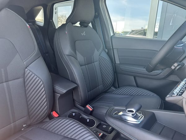 Photo de la voiture RENAULT SYMBIOZ E-Tech full hybrid 145 Esprit Alpine