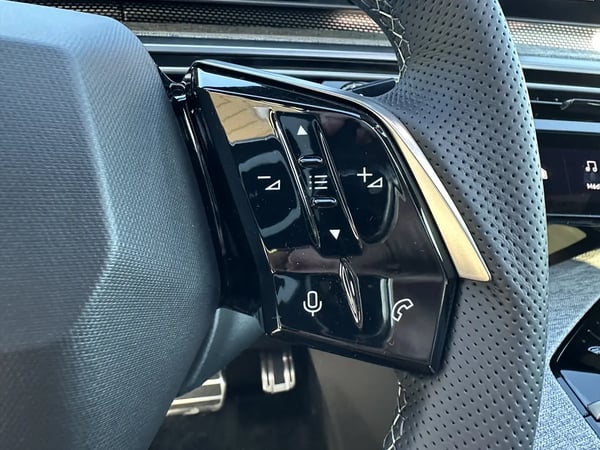 Photo de la voiture PEUGEOT 5008 Hybrid 136 e-DCS6 GT