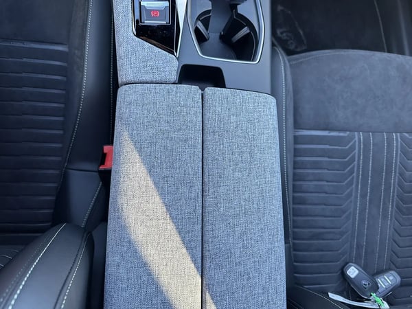Photo de la voiture PEUGEOT 5008 Hybrid 136 e-DCS6 GT