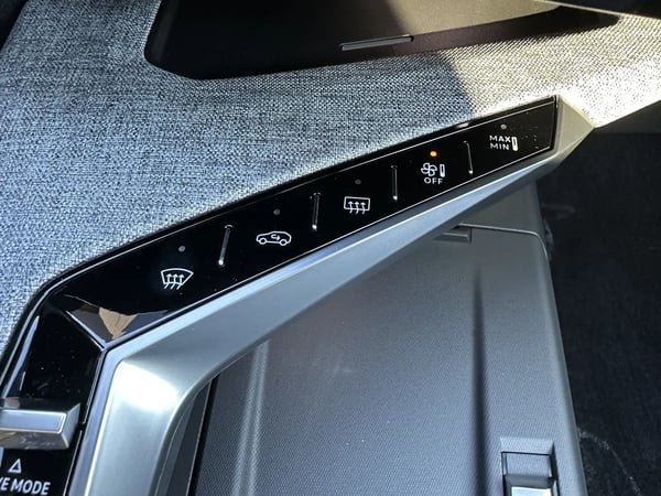 Photo de la voiture PEUGEOT 5008 Hybrid 136 e-DCS6 GT