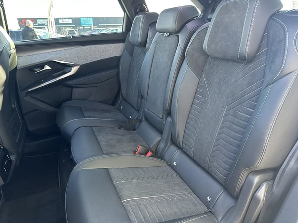 Photo de la voiture PEUGEOT 5008 Hybrid 136 e-DCS6 GT