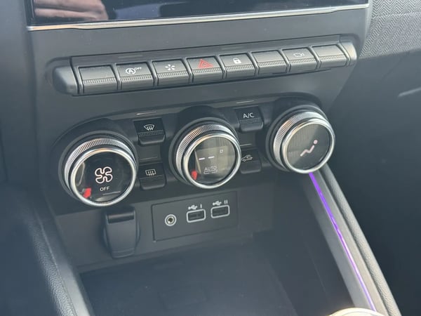 Photo de la voiture RENAULT CLIO V TCe 90 Techno