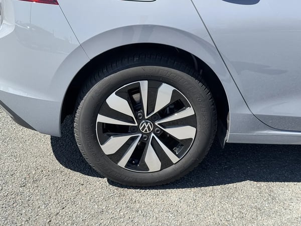 Photo de la voiture VOLKSWAGEN GOLF 1.5 eTSI OPF 150 Active